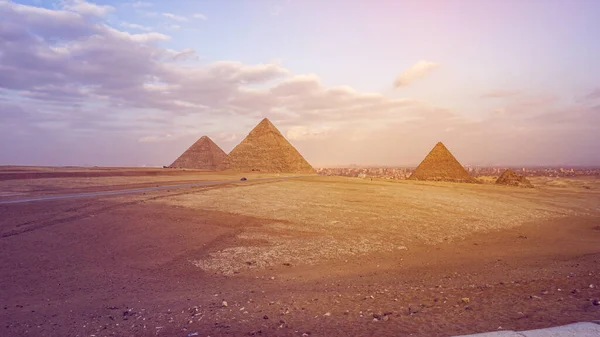 吉萨金字塔 具有城市景观背景 — 图库照片