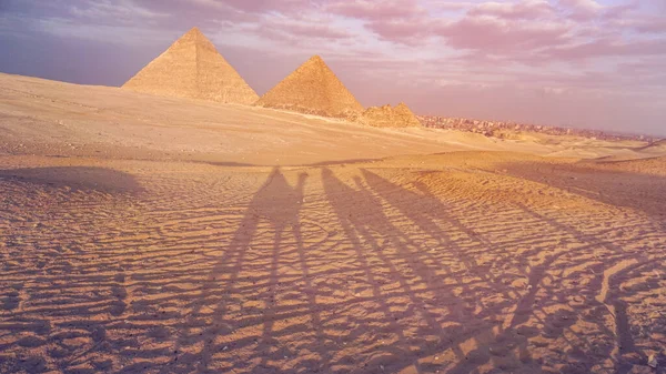 Pyramiderna Giza Solnedgång Och Skugga Kameler Promenader Stad Utsikt Bakgrund — Stockfoto