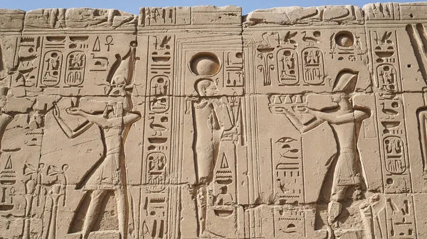 Karnak Templom Heiroglifa Fáraó Isten Faragott Homokkő Falon — Stock Fotó