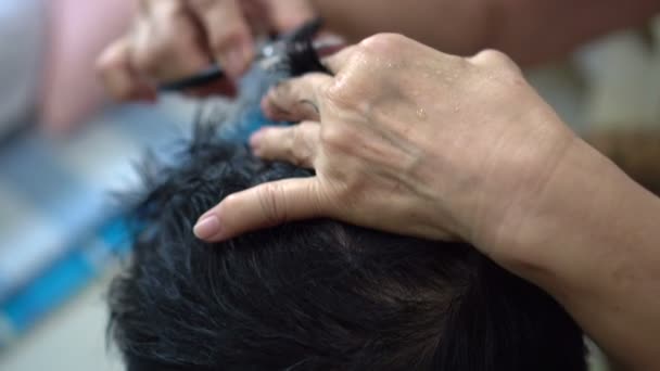 Asiática Familia Madre Hacer Peluquería Corte Pelo Para Hijo Casa — Vídeos de Stock