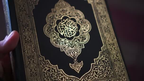 Sonnenlicht Trifft Einband Des Muslimischen Koran Islamische Heilige Bücher Glänzend — Stockvideo