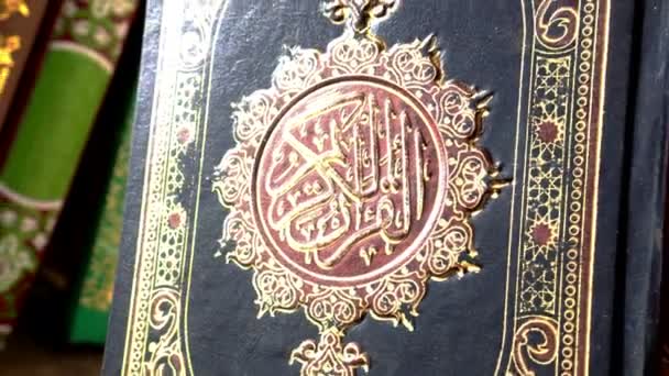 Rangée Coran Musulman Livres Saints Islamiques Gisaient Dans Mosquée Pour — Video