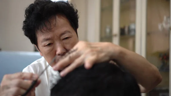 Asiatische Familienmutter Macht Friseurfrisur Für Sohn Hause Während Quarantäne — Stockfoto