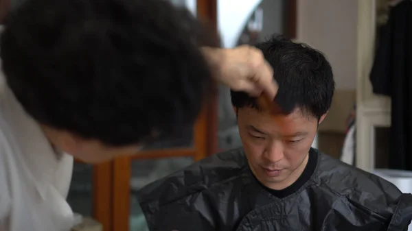 Asiático Família Mãe Barbeiro Corte Cabelo Para Filho Casa Durante — Fotografia de Stock