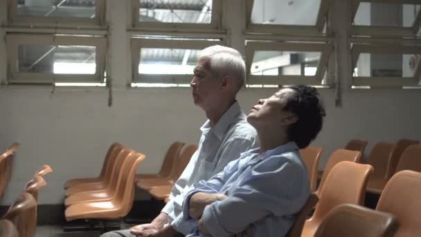 亚洲一对老年夫妇在医院里绝望地等待着悲伤和忧虑的表情 — 图库视频影像