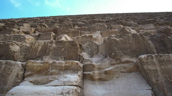 ハラムの大ピラミッドエジプト パンピラミッドベースの低い角度から空へ — ストック写真