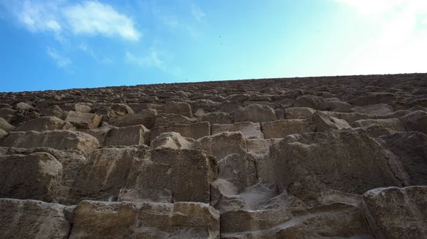 Giza Haram Büyük Piramidi Piramidin Tabanından Gökyüzüne Doğru Düşük Açılı — Stok fotoğraf