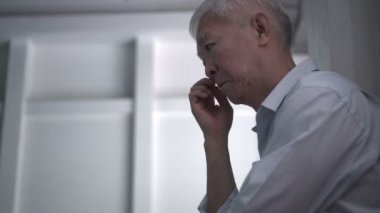 Asyalı son sınıf öğrencisi hastanede aile kazasını beklerken ağlıyor.