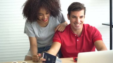 Irklar arası İspanyol ve Afrikalı çiftler internetten neşeli anlar ayarlıyorlar.