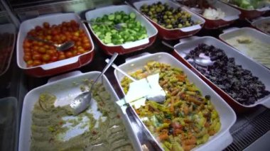 Middle East Vejetaryen soğuk salatası humus ve fast food tepsilerde servis edilmeye hazır.