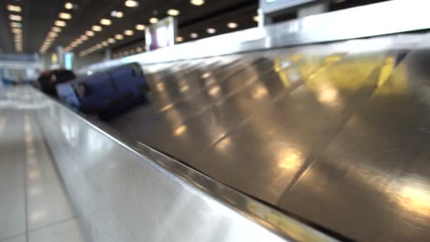 Geladen Bagage Die Veiligheidsgordel Rijdt Voor Bagage Van Reizigers — Stockvideo