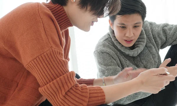 Dois Amigos Asiáticos Que Compartilham Aplicação Informações Telefone Móvel — Fotografia de Stock