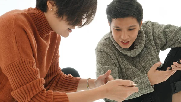 Due Amici Asiatici Condividono Applicazioni Informazioni Sul Telefono Cellulare — Foto Stock