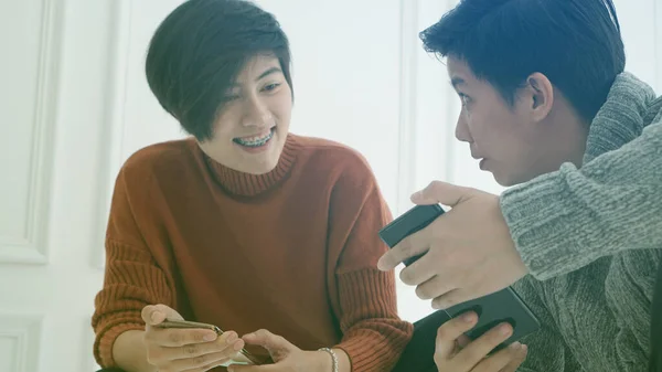 Dois Amigos Asiáticos Que Compartilham Aplicação Informações Telefone Móvel — Fotografia de Stock