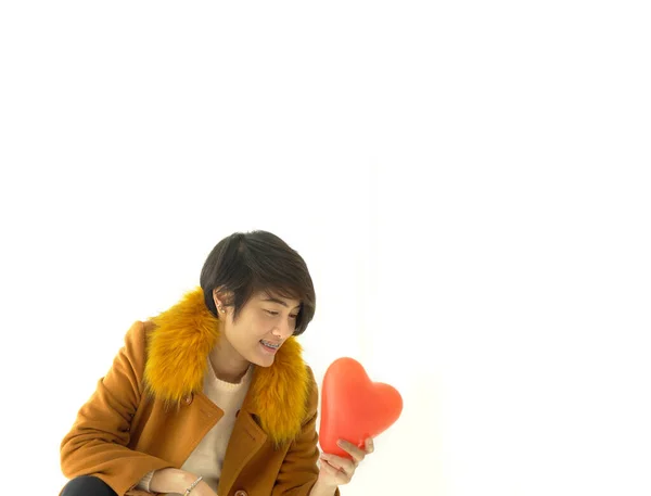 Havalı Modern Asyalı Kadın Aşık Kırmızı Kalp Balonunu Fotokopi Aletiyle — Stok fotoğraf
