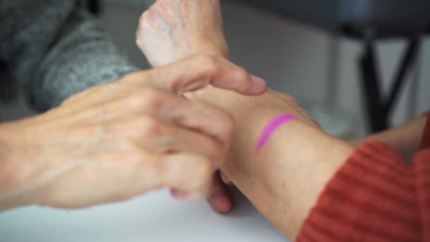 Aziatische Ouder Schilderen Trots Vlag Ter Ondersteuning Van Lgbtq Familielid — Stockvideo