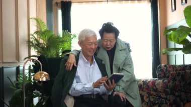 Zengin, mutlu Asyalı işletme sahibi işi evden internet üzerinden yürütüyor.