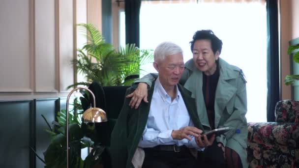 Zengin Mutlu Asyalı Işletme Sahibi Işi Evden Internet Üzerinden Yürütüyor — Stok video