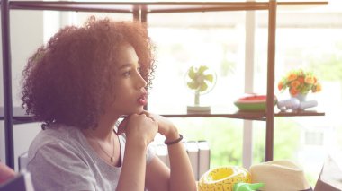 Evde çalışan Afrikalı bir kadın tüm seyahati kaçırmayı düşünüyor.