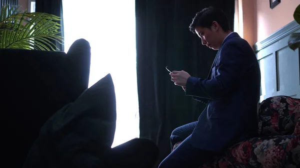 정장을 아시아 경영자 사업가가 럭셔리 하우스에서 스마트폰으로 일하는 — 스톡 사진