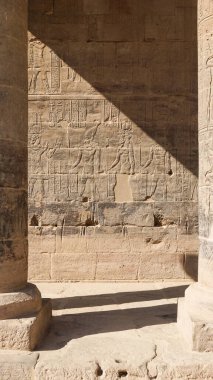 Güzelfil the Temple Aswan Mısır mimari hiyeroglif ve sütun güneşli mavi gökyüzünde