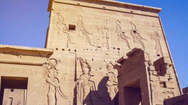 Güzelfil the Temple Aswan Mısır mimari hiyeroglif ve sütun güneşli mavi gökyüzünde