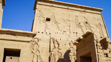 Güzelfil the Temple Aswan Mısır mimari hiyeroglif ve sütun güneşli mavi gökyüzünde