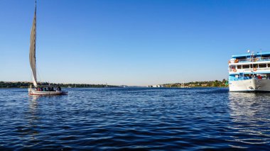 Mısır 'da Nil Nehri' nde, parlak güneşli mavi gökyüzüyle fellucca yatıyla.