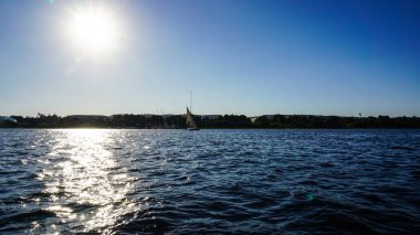 Mısır 'da Nil Nehri' nde, parlak güneşli mavi gökyüzüyle fellucca yatıyla.