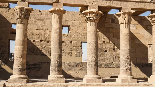 宝地非利士庙宇阿斯旺埃及建筑象形文字和柱体在晴朗的蓝天 — 图库照片