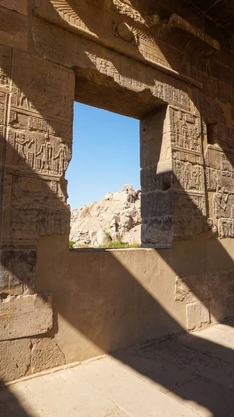 Güzelfil the Temple Aswan Mısır mimari hiyeroglif ve sütun güneşli mavi gökyüzünde
