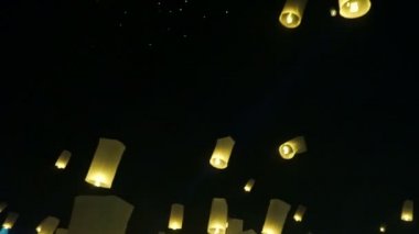 Yipeng Lanna Chiang Mai festivali. Tayland fenerlerinde, Loy Krathong sırasında dolunayda süzülürken.