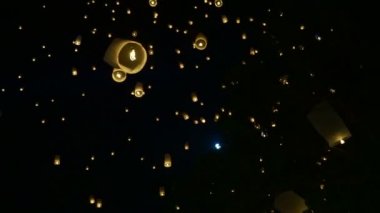 Yipeng Lanna Chiang Mai festivali. Tayland fenerlerinde, Loy Krathong sırasında dolunayda süzülürken.