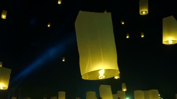 Yipeng Lanna Chiang Mai Festival Loy Krathong Thailand Lanterner Flydende – Stock-video