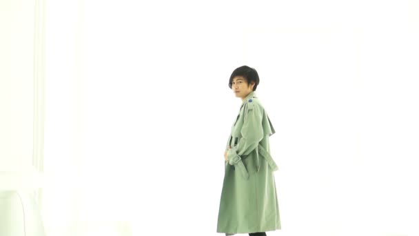 Elegante Mulher Asiática Pulando Com Casaco Longo Inverno Moda Fundo — Vídeo de Stock