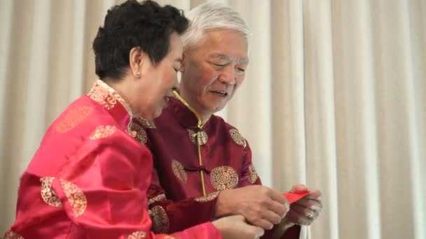 Ασιατικό Ηλικιωμένο Ζευγάρι Ανοιχτό Κόκκινο Φάκελο Από Παιδιά Ευτυχισμένη Κινεζική — Αρχείο Βίντεο