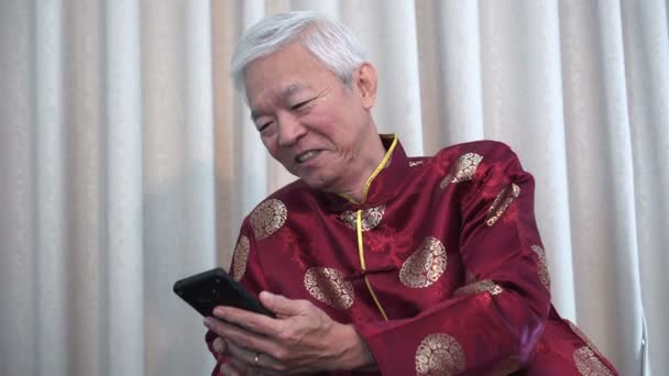 Ασιάτης Ηλικιωμένος Άνδρας Που Χρησιμοποιεί Την Οικογένεια Κλήσεων Smartphone Κατά — Αρχείο Βίντεο