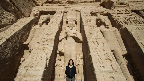 Asiatisk Turist Kvinna Resa Till Egypten Abu Simbel Internation Historiska — Stockfoto