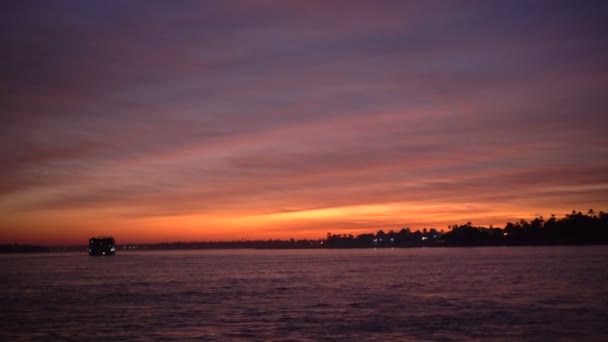 エジプトの有名な観光活動をクルーズナイル川の真ん中に美しい夕日 — ストック動画