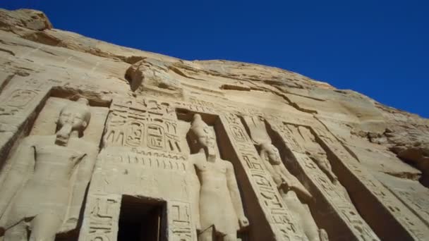 Pan Shot Van Abu Simbel Tempel Gevel Egypte Nubia Monument — Stockvideo