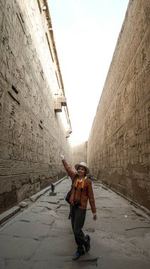 Asyalı turist kadın Edfu Tapınağı ile fotoğraf çekiyor Mısır 'ın iç kısımları Horus tanrısı