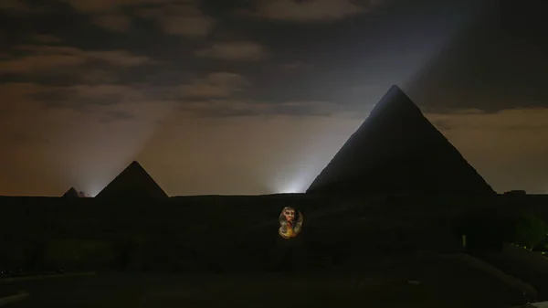 吉萨金字塔夜晚的灯光照明显示五彩斑斓 投影显示世界七大奇迹 — 图库照片