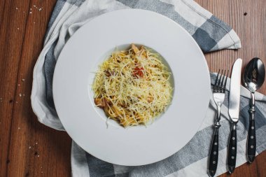 Domates soslu ve peynirli spagetti.