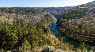 Bir nehir manzaralı dağ manzarası