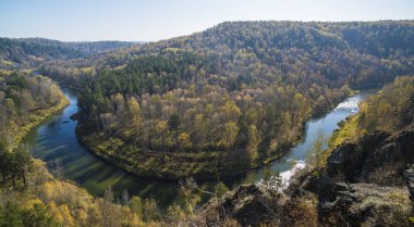 Bir nehir manzaralı dağ manzarası
