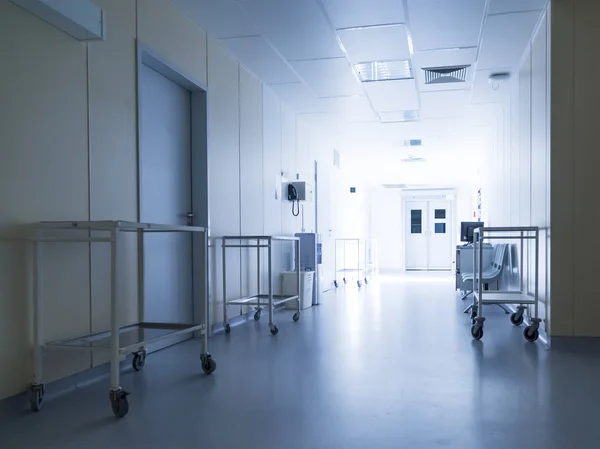 Pasillo del hospital iluminado por la luz del sol —  Fotos de Stock