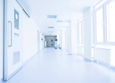Hastane koridorunda koltuklar ve tekerlekli sandalye