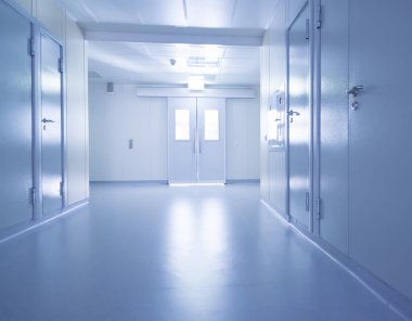 Hastane koridorunda koltuklar ve tekerlekli sandalye