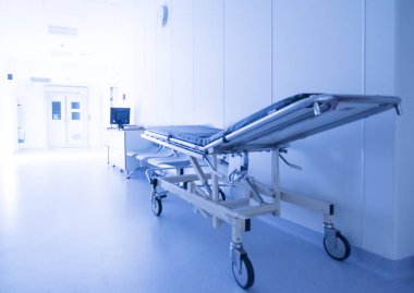 Hastane koridorunda koltuklar ve tekerlekli sandalye