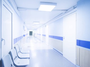 Hastane koridorunda koltuklar ve tekerlekli sandalye